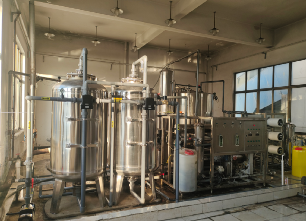 山東濟(jì)南環(huán)保公司6T單級(jí)反滲透設(shè)備安裝調(diào)試完場(chǎng)